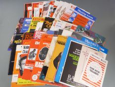 Large collection of 1960s, 70s and 80s boxing ephemera including programmes, score cards,