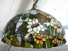 Tiffany-style glass lamp shade with butterfly decoration, 43cm diameter