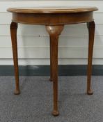 Occasional table with Windsor coat of arms, raised on cabriole legs, diameter 59cm