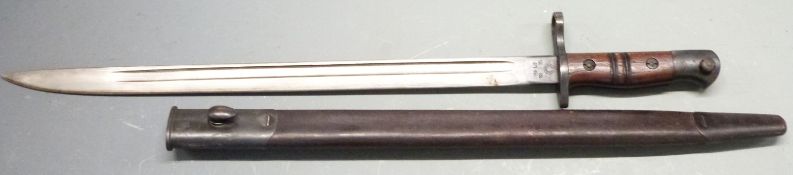 British 1913 pattern sword bayonet, clear stamps to ricasso, 43cm fullered blade and scabbard