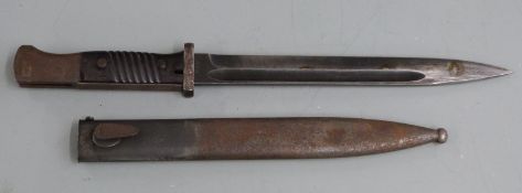 German 84/98 pattern bayonet with flashguard and grooved grips, 42FFC 6168 to ricasso and scabbard