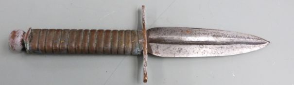 Fighting trench knife of metal construction with crossguard and 11cm fullered double edged blade