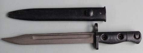 British L1A3 pattern bayonet stamped 960 025 B to grip, with 20cm fullered 'bowie' style blade