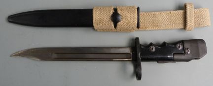 British No7 pattern bayonet, some clear stamps to ricasso with 20cm fullered bowie blade, scabbard