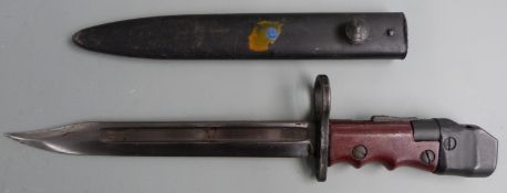 British No7 pattern knife bayonet with swivel pommel, 20cm 'bowie' style blade and scabbard