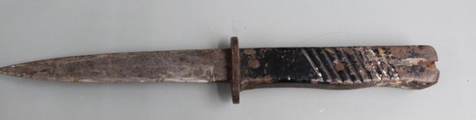 German trench knife with grooved wooden grips and acceptance stamp to 14cm blade