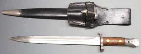 British 1888 pattern bayonet, Mk2 with some clear stamps to ricasso, 30cm blade, with scabbard and