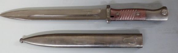 German 84/98 pattern bayonet with flashguard and grooved grips, c o f 43 0908 to ricasso, 25cm