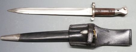 British 1888 pattern bayonet, Mk3 with some clear stamps to ricasso, 30cm blade, with scabbard and