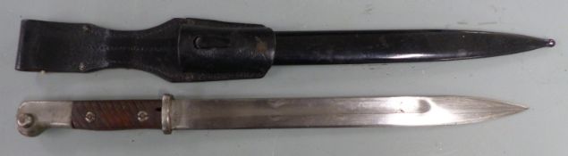 German S 1914 pattern bayonet marked F P to ricasso, with grooved shaped wooden grips, 31cm fullered