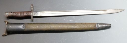 American 1917 pattern sword bayonet with some clear stamps to ricasso, 43cm fullered blade, scabbard