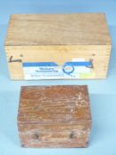 Walkers Knotmaster ship's log in wooden case together with a marine distance meter and two oil cans