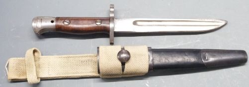 British 1907 pattern sword bayonet with shortened 17cm fullered blade, scabbard and frog