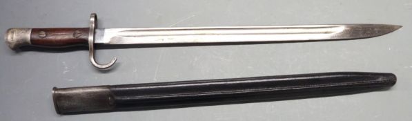 British 1907 pattern bayonet with hooked quillon, 43cm fullered blade and leather scabbard