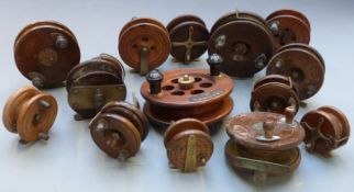 Fifteen vintage wooden and brass fishing reels including some with early ratchet mechanism, drag and