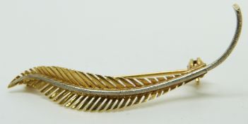 An 18k bi-coloured gold brooch in the form of a feather, 5 x 0.6cm, 3.1g