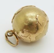 An 18ct gold globe pendant / charm, 7g