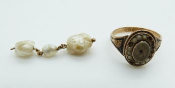 Victorian 15ct gold mourning ring, 2.5g, size N and three pearls on a yellow metal chain