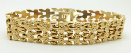 An 18ct gold bracelet with stylised flower links, 26.8g