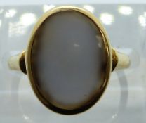 A c1900-1910 18ct gold ring set with agate, maker WW, 3.7g, size J
