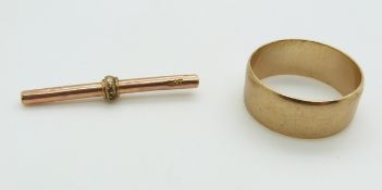 A 9ct gold wedding band and a T-bar, 6.3g