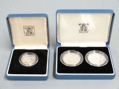 Royal Mint 1989 £2 silver proof two coin set, and a 1987 silver proof £1 coin, both cased with