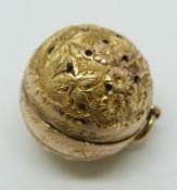 Victorian vinaigrette with engraved decoration, 2cm diameter