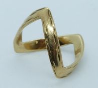 A 9ct gold V shape ring, 2.3g, size K/L
