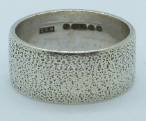 A 9ct white gold ring with textured design, 8.1g, size T