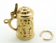 A yellow metal pendant /charm in the form of a stein, 4.3g