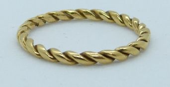 A yellow metal twist ring, 1.4g, size I/J