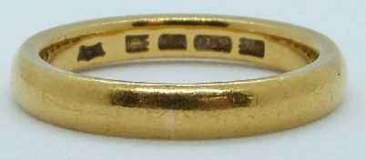 A 22ct gold wedding band, London 1924, 8g, size R