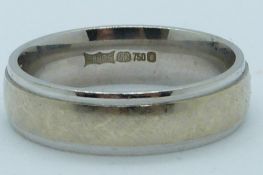 An 18ct white gold wedding band/ ring, 5.4g, size L