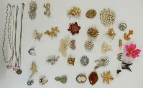 A collection of vintage brooches including Sarah Coventry, enamel, cameo, agate etc