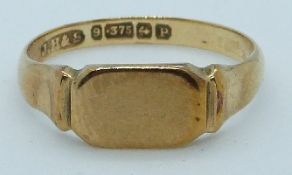 A 9ct gold signet ring, 2.5g, size O