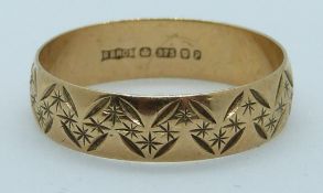 A 9ct gold wedding band/ring with cut out decoration, 1.7g, size N