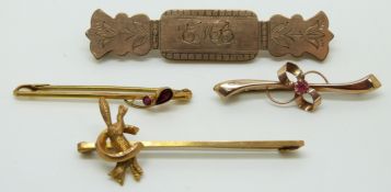 A 9ct gold brooch depicting a fox and horseshoe, two 9ct gold brooches (6.7g) and a gold plated