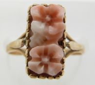 A yellow metal ring set with a carved coral plaque depicting two flowers, 2.8g, size L