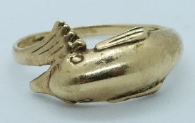 A 9ct gold ring in the form of a dolphin, 2.5g, size Q