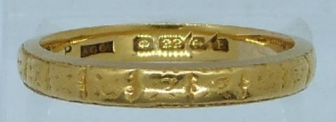 A 22ct gold wedding band with textured detail, Birmingham 1937 maker ACC, 6g, size R/S