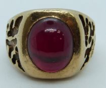 A 9ct gold ring set with a synthetic ruby cabochon, 9.5g, size N