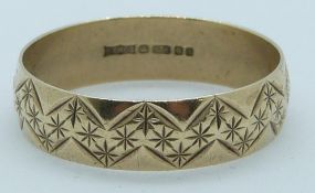 A 9ct gold ring with cut out decoration, 2.7g, size U