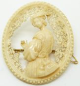 An early 20thC carved ivory brooch depicting a gentleman, 5.5 x 4.8cm