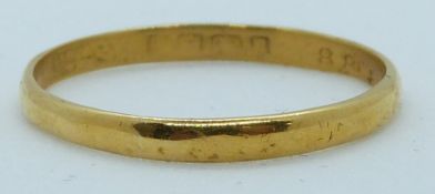 A 22ct gold wedding band/ring, 1.4g, size N