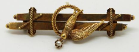 Victorian 15ct gold brooch depicting a swallow set with a seed pearl, 3.4g