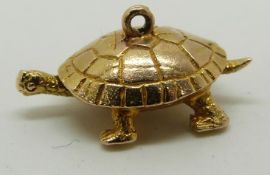 A 9ct gold charm in the form of a tortoise with movable tail and head, 2.4g