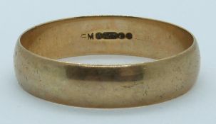 A 9ct gold wedding band/ ring, 3.2g, size W