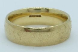 A 9ct gold wedding band/ring, 5.6g, size M/N
