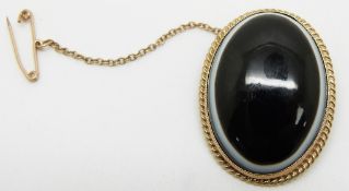 A 9ct gold brooch set with banded agate, 3.4 x 2.5cm