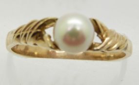 A 9ct gold ring set with a pearl, 2.3g, size P